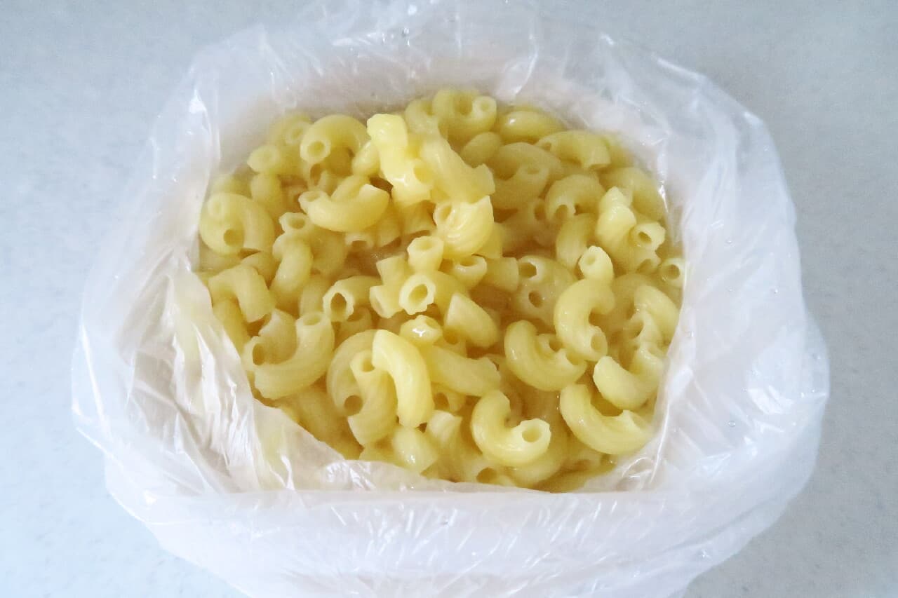 [Disaster Prevention Recipe] Easy cream pasta made in a plastic bag -- Use quick-boiled macaroni and cup soup, save water by using a hot water bath