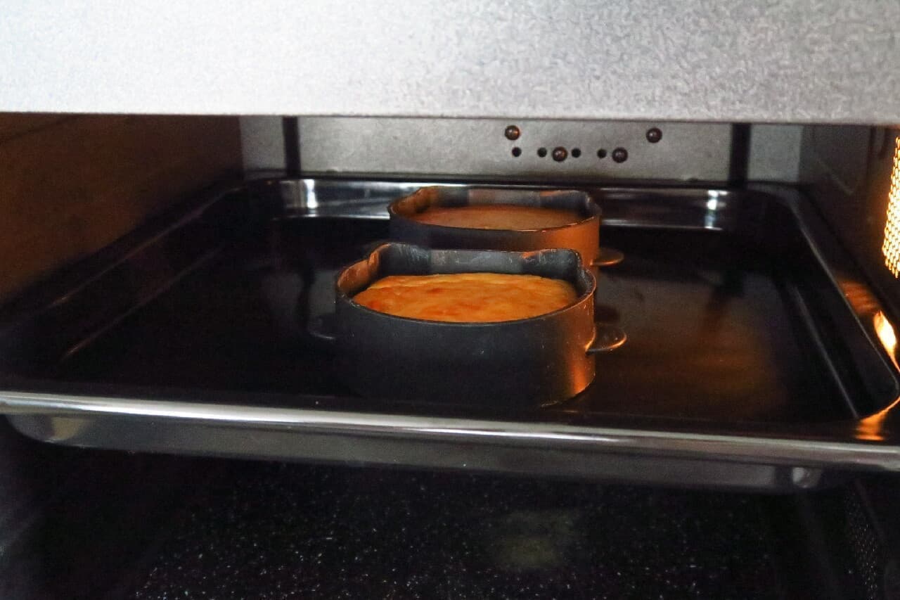 ねこ型チーズケーキのレシピ -- 100均厚焼きホットケーキ型で簡単！チョコペンのデコレーションも