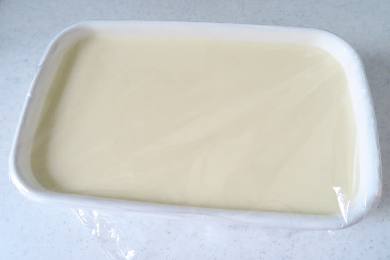 レアチーズケーキの簡単レシピ -- 爽やかヨーグルト＆さくさくビスケット！無印ホーロー保存容器使用