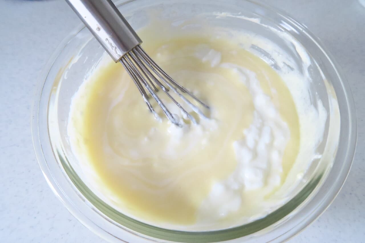 Simple recipe for rare cheese cake --Refreshing yogurt & crispy biscuits! Uses MUJI enamel storage container