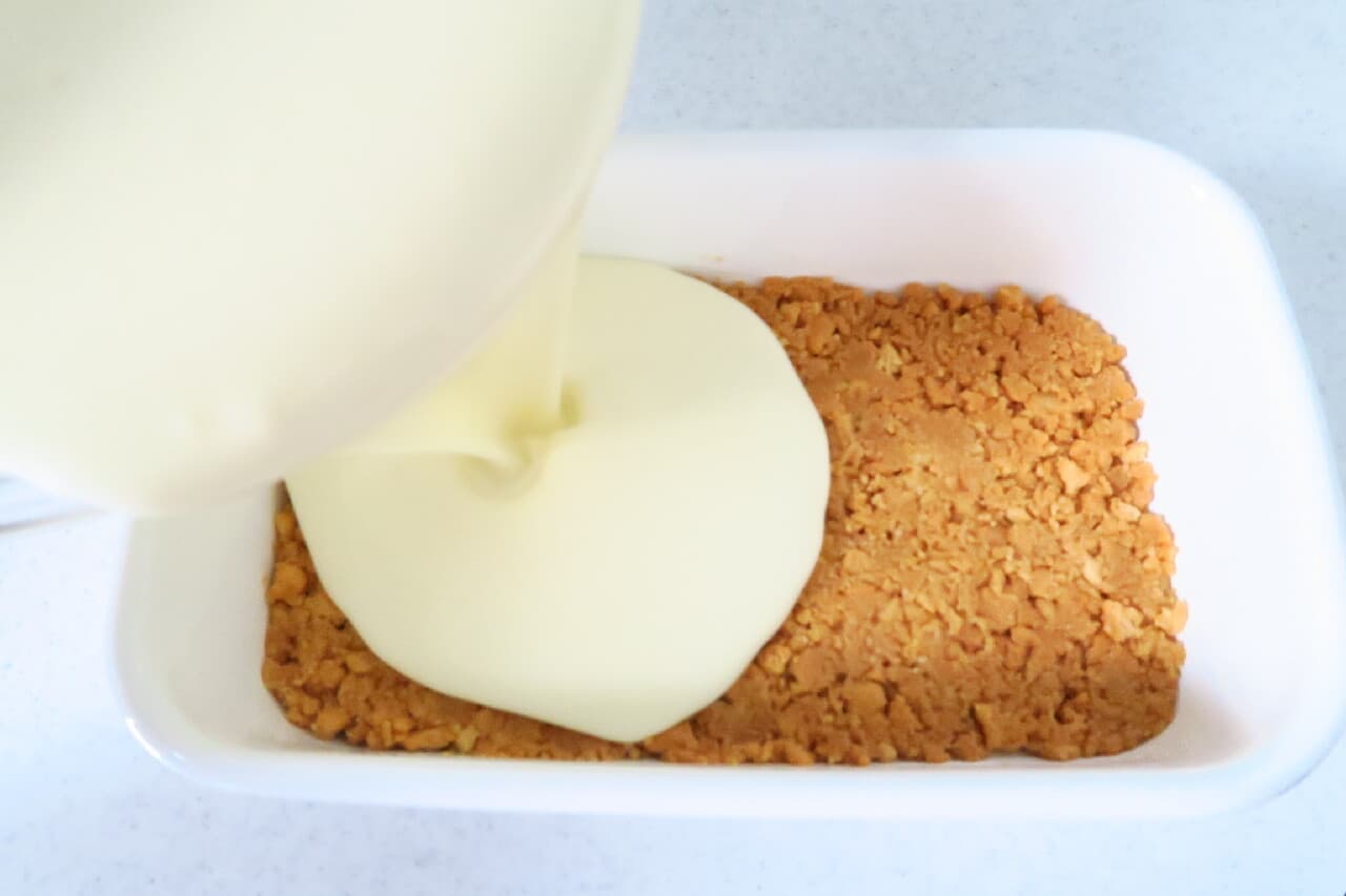 Simple recipe for rare cheese cake --Refreshing yogurt & crispy biscuits! Uses MUJI enamel storage container