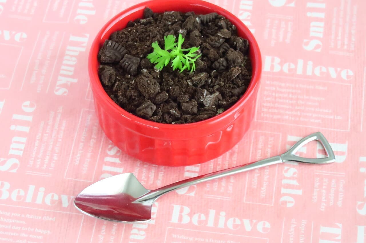 Recipe for flowerpot tiramisu -- using Oreo and Morinaga Marie Cocotte and scoop-shaped spoon is cute!