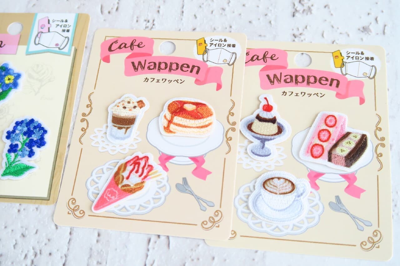 Attention Celia Cafe Wappen! Flower patterns such as hot cakes, fruit sandwiches, and puddings are also cute