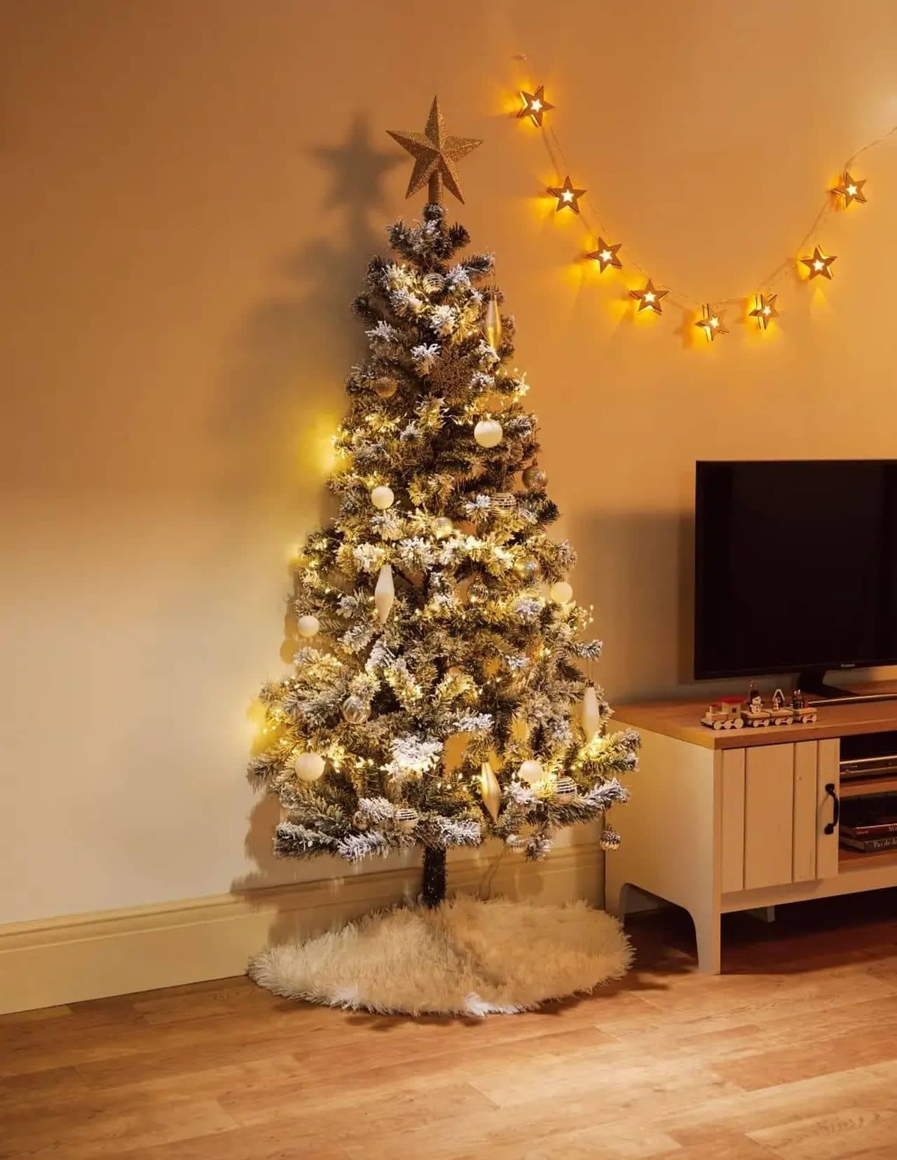 Nitori 2022 Christmas product "Half Tree