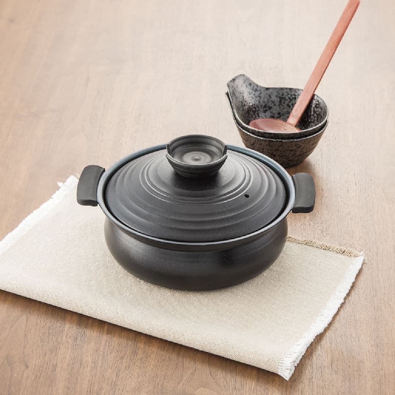 Nitori "IH lightweight earthenware pot-like tabletop pan (18cm)