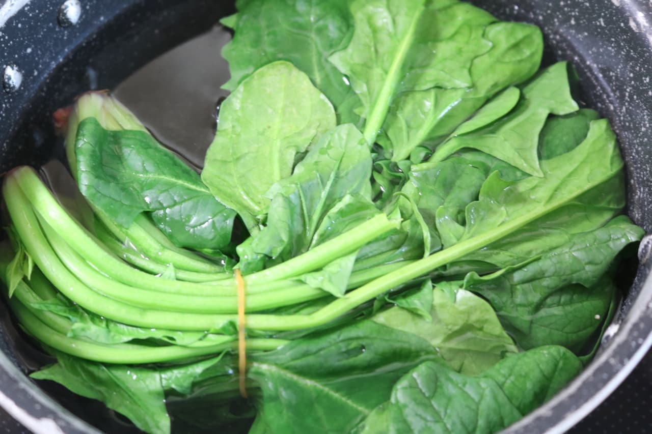 How to boil spinach in a pot