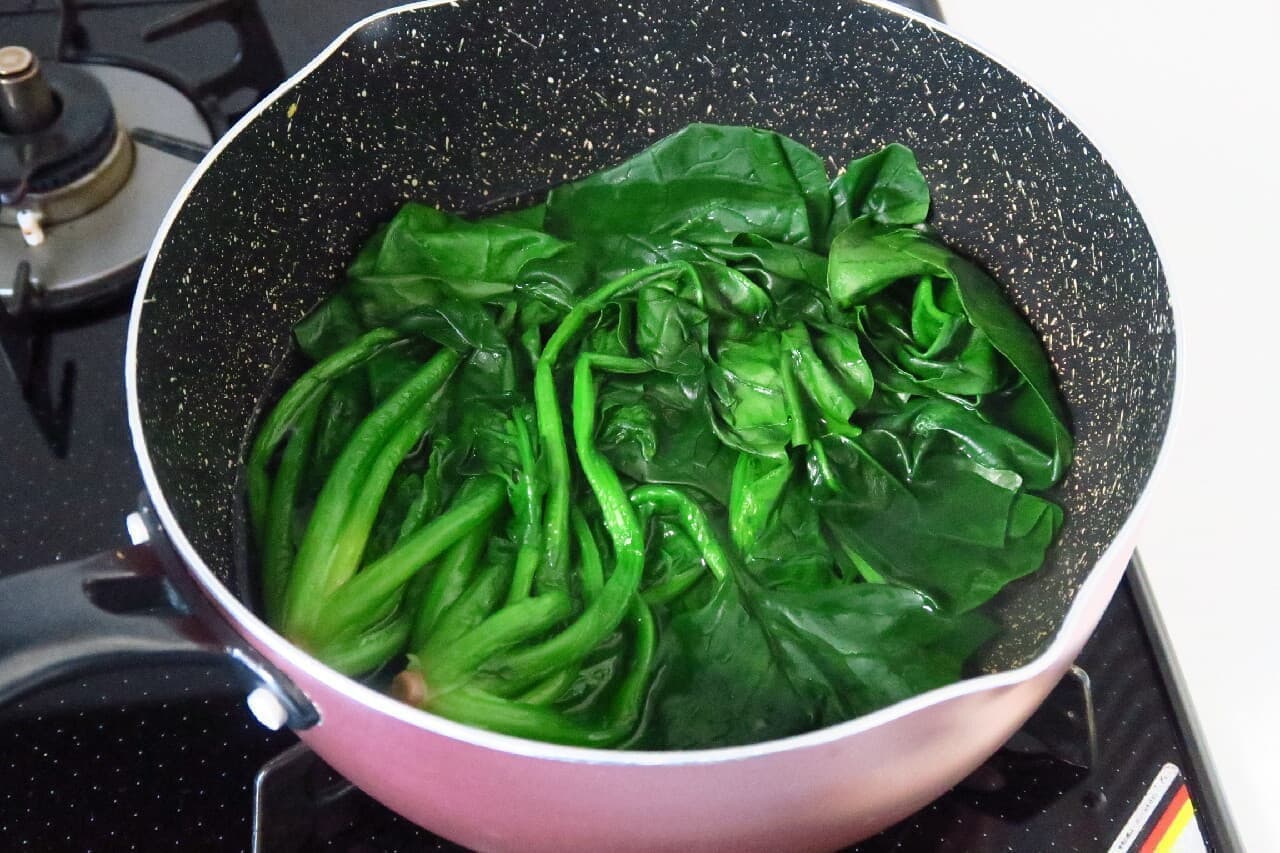 How to boil spinach in a frying pan