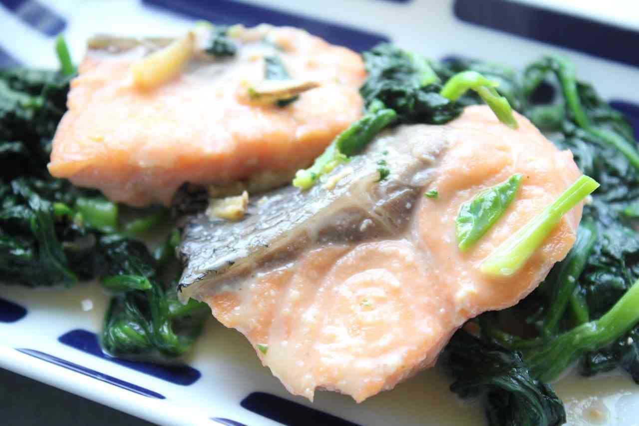 「鮭とほうれん草の豆乳煮」レシピ