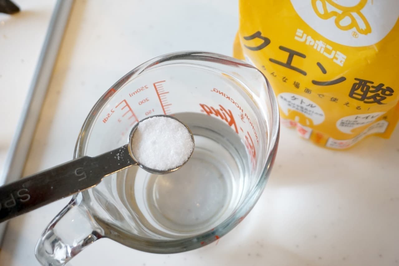 Citric acid for whitish water stains