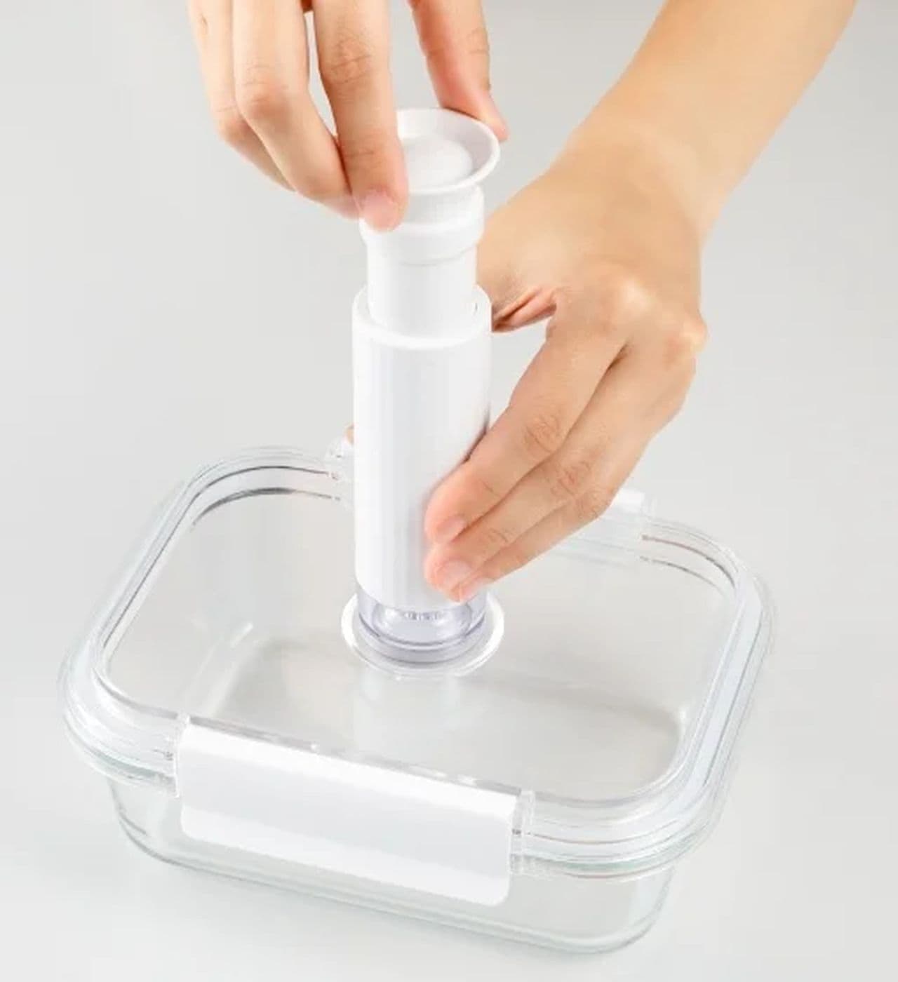 Nitori "Heat-resistant glass storage containers that can be vacuumed