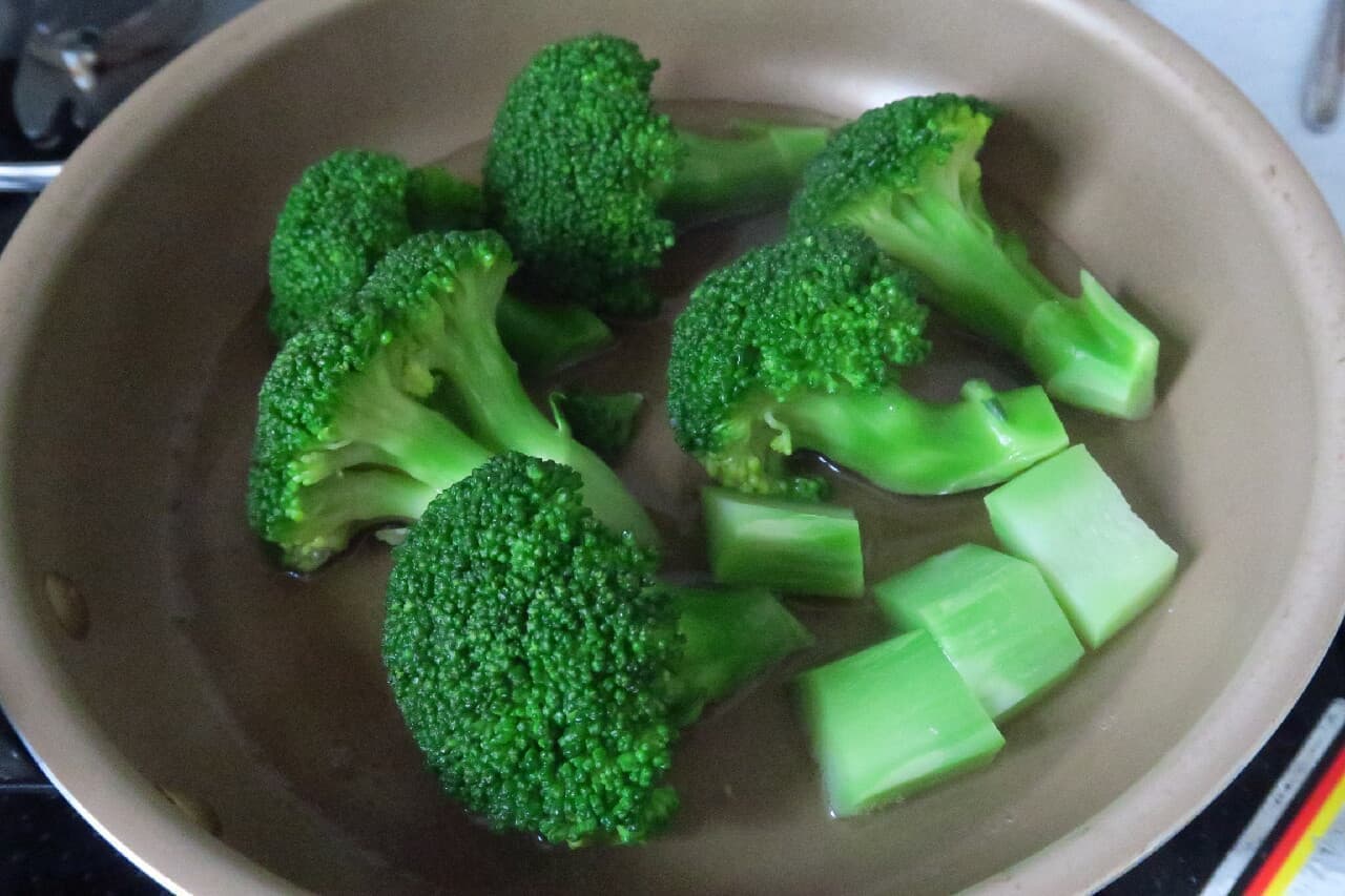 Boiled broccoli Frying pan