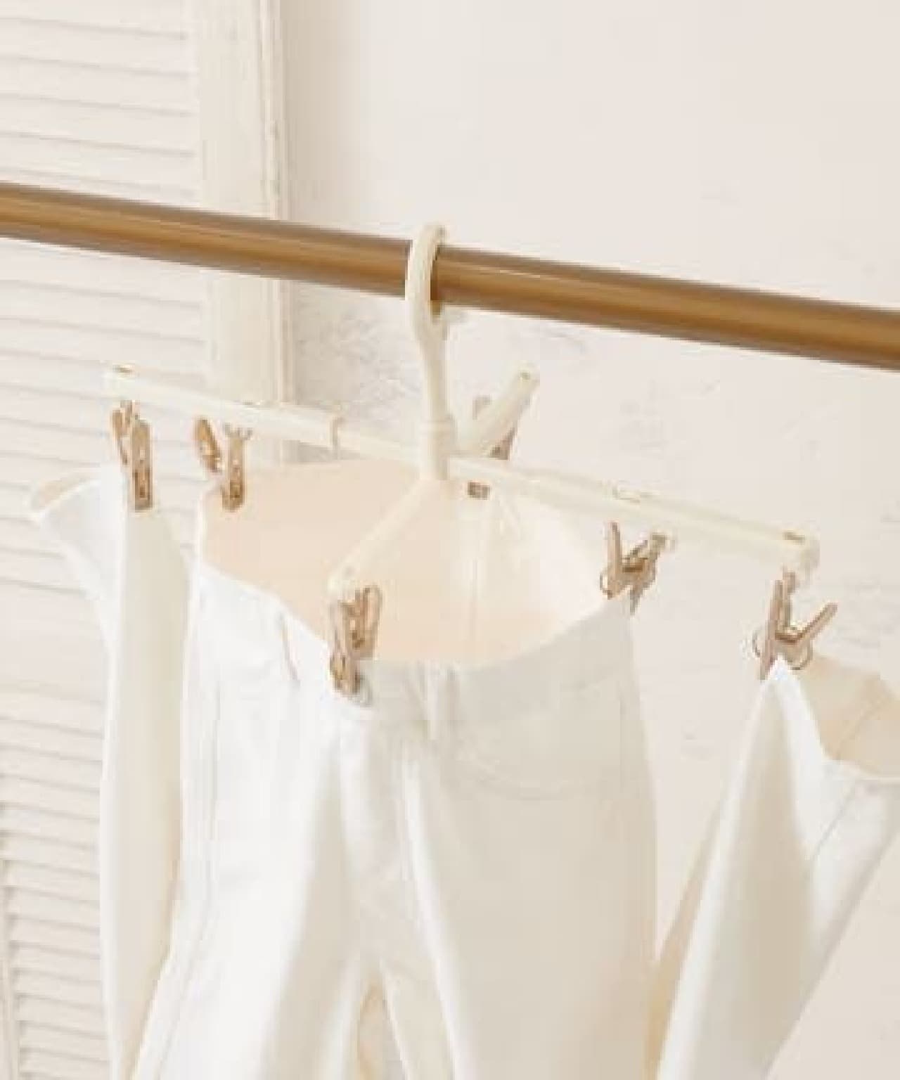 Elastic hanger for bottoms that allows clothes to dry easily