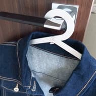 無印「携帯用アルミ折りたたみ式ハンガー」で上着の一時置きをスムーズに -- コンパクトに収納＆持ち運び