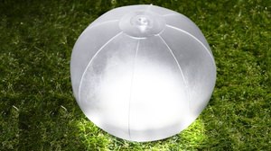 Like the moon floating in the night sky ... Released a waterproof LED lantern that can be used inflated