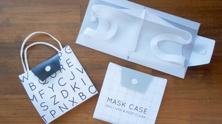 Discover a compact and fashionable temporary mask case in CAN DO! Put out the ear straps and use it as a mask bag