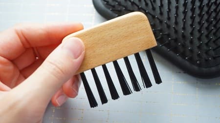 Leave the cleaning of the hairbrush to MUJI! The brush that can remove hair and dust is amazing
