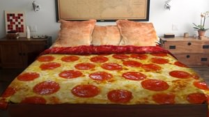 「もう食べれないよむにゃむにゃ...」寝てるだけでお腹いっぱいになりそうな Pizza Bed