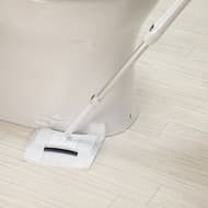 トイレの床掃除をラクに！「クイックルミニワイパー」登場 -- 気になる便器横＆裏の汚れも軽々と