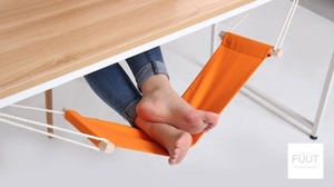 A swaying "rest" item, a hammock for feet that hangs under the desk "FUUT"