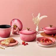 今年の「ル・クルーゼ」ホリデーシーズン限定カラーは「ベリー」！ノーブルなピンクの鍋を食卓に