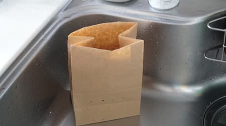 A drain bag for sinks is now available from MUJI! Water resistant paper that is hard to tear and does not require triangular corners