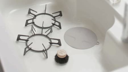 簡単に水を溜められるマーナ「つけ置き洗いキャップ」 -- キッチンシンクの排水口にのせるだけ