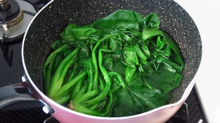 Easy with a frying pan! How to boil spinach --Crispy with a little hot water