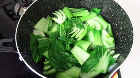 Crispy and colorful ♪ How to boil bok choy --The trick is to separate the stems and leaves