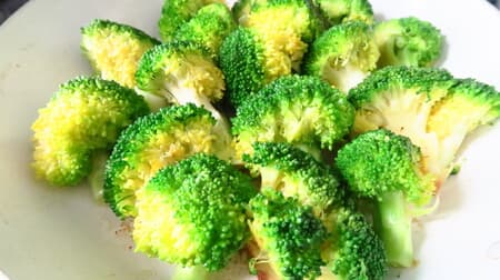 Hokuhoku's deliciousness ♪ Grilled broccoli recipe --Easy and delicious in a frying pan