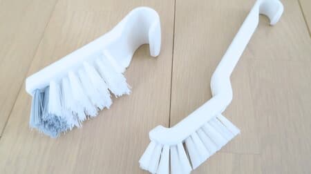 For hanging storage ♪ Hundred yen store "Drainage brush that can be hung on a towel bar" L-shaped corner that is easy to wash