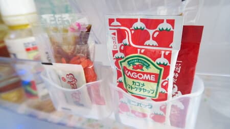 Organize condiments neatly ♪ Hundred yen store "refrigerator mini pocket" Just hang it on the door pocket