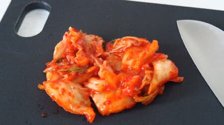 Also carve kimchi! Nitori "Antibacterial black and white cutting board" Color transfer peace of mind & double-sided use