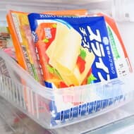 100均「袋物ストッカー」で冷蔵庫すっきり！調整できる仕切りつき