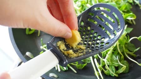 Sprinkling spoon, all-purpose cooking spoon, oil & dressing bottle cap --Daiso 3 recommended cooking utensils