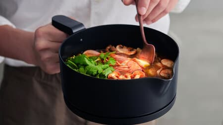 アイリスオーヤマ「クッキングケトル」発売 -- 電気ケトルと鍋が1台に！炊飯・煮込みなど自動メニュー付き