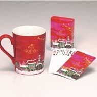 ゴディバ クリスマス コレクション「オリジナル マグカップ＆トランプ」プレゼントキャンペーン -- ヨーロッパ風街並み×サンタが素敵