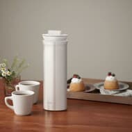 「サーモス ステンレスポット（TTD-1000）」お茶・コーヒーの水出しやお湯出しに！食卓で使いやすいスリム形状