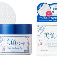 Beauty Facial Wipe Pad" from Momoya Juntenkan Group gently removes dead skin cells and excess sebum.