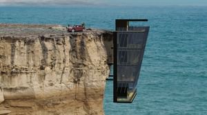 Hanging on a cliff? Five-story house "Cliff House"