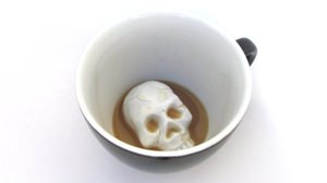 ごくごく…ぎゃっ！飲む人にイタズラできるカップ「Skull Creepy Cup」