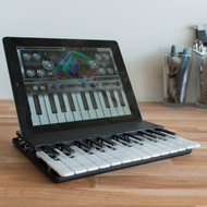 カバーを開けるとミュージックキーボード ― 鍵盤付き iPad ケース「Miselu C.24」