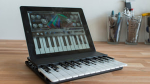 Music keyboard when the cover is opened-iPad case with keyboard "Miselu C.24"