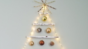 【DIY】部屋が狭くても大丈夫、壁に飾るクリスマスツリーアイデア