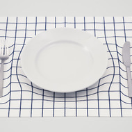 ほんとに目の錯覚なの？テーブルがへこんで見えるランチョンマット「trick mat」