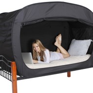 ベッドを秘密基地にするテント「Privacy Pop Bed Tent」