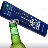 “テレビを見ながらビール”にぴったりな栓抜きつきのリモコン