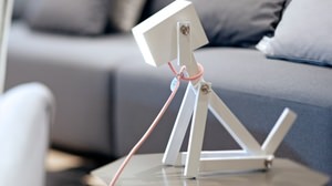 "Sit!" "Wait!" "Lie down!"-Dog-shaped table lamp "LUMINOSE" that can express emotions