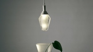 Ice pendant lamp "Melt and Recreate" that melts away