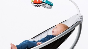 Electric bouncer "mamaRoo3.0" that can be operated with a smartphone, swaying baby like a mom