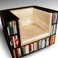 リビングがスッキリ！ ― 本棚付きソファ「The Library Chair」で、本を“収納する場所”と“読む場所”を1つに